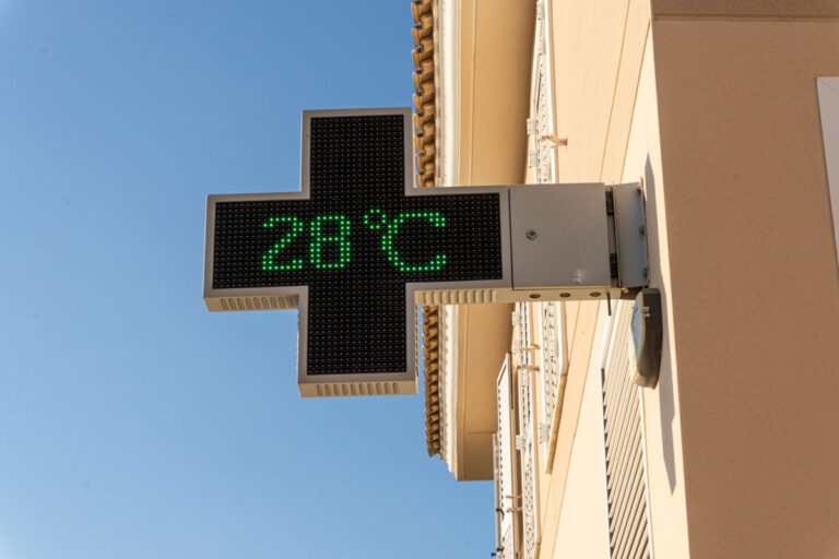 panel de leds verde con forma de cruz para farmacia mostrando temperatura