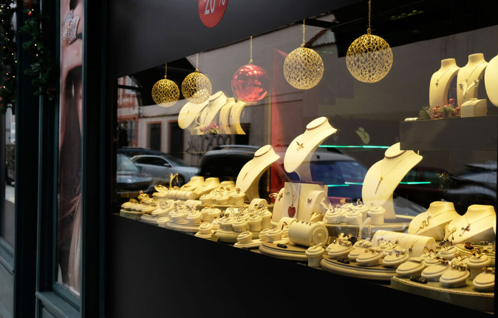 escaparate joyería en el exterior donde se ven muchas joyas