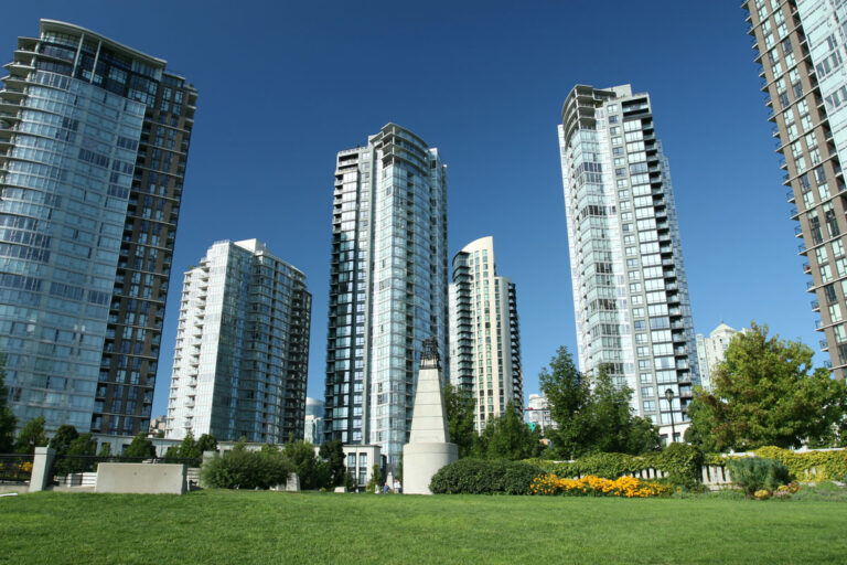 edificios residenciales de inmobiliaria en centro de la ciudad moderna