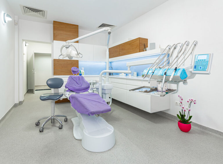 sala clínica de un dentista vacía con todos los elementos de la sala