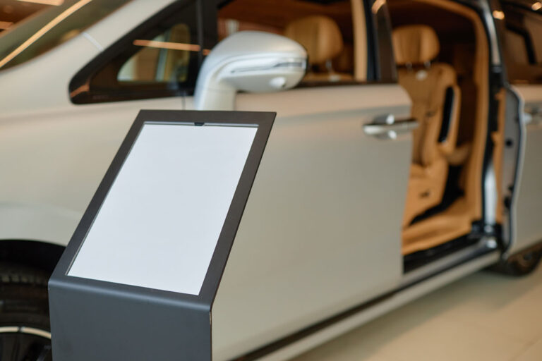 pantalla led en concesionario de coches