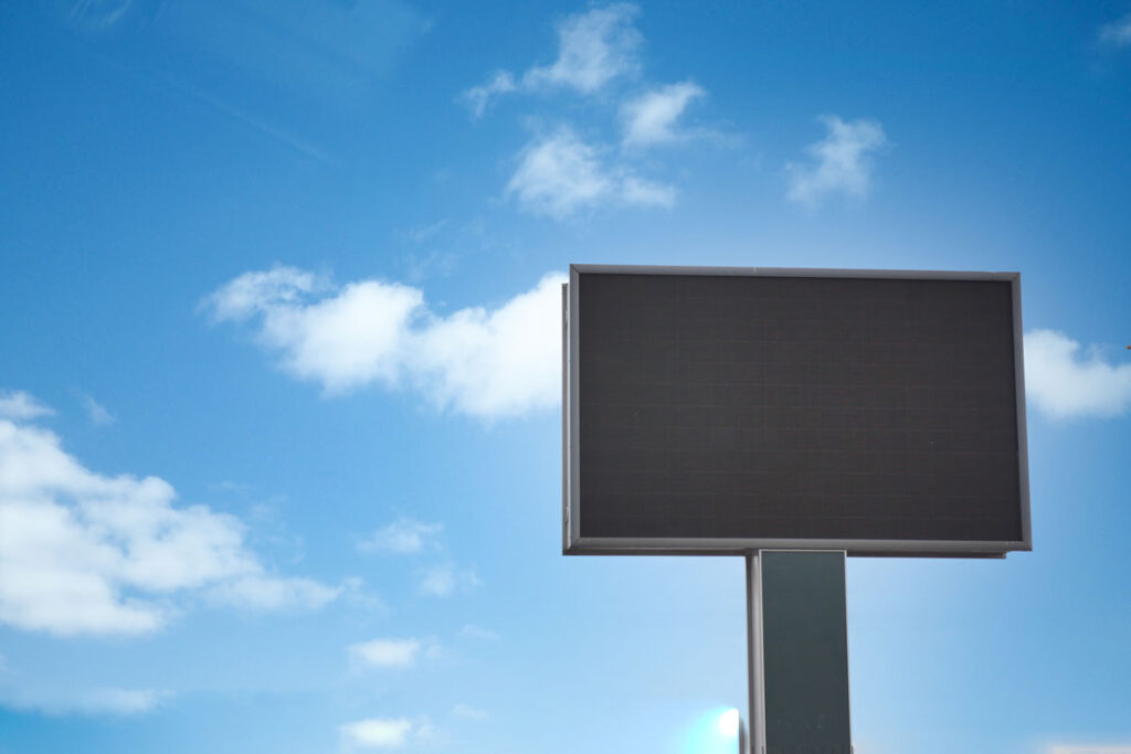 señal led billboard grande con el fondo de un cielo azul