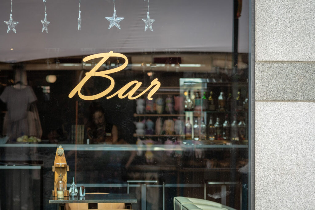 rótulo led bar en cristal para negocio pequeño