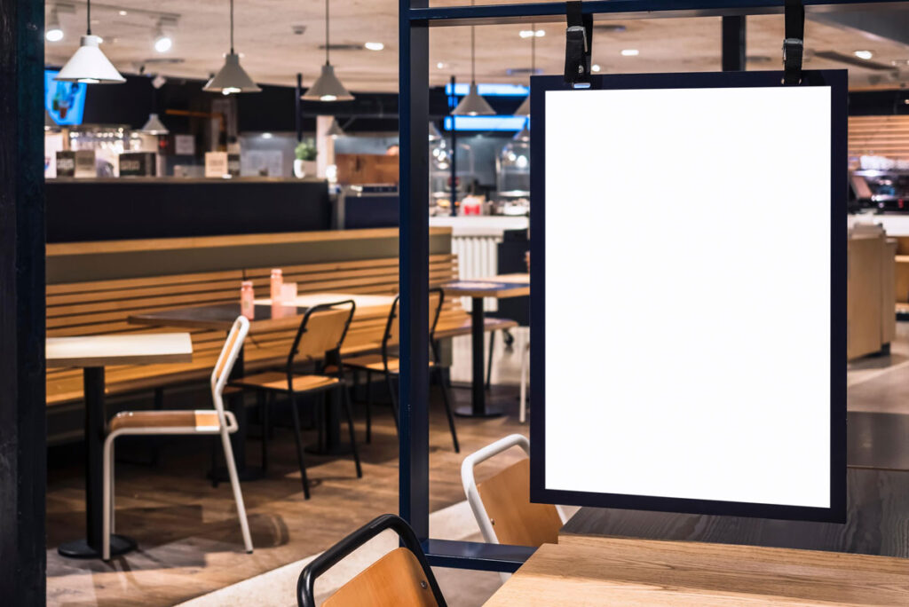 pantalla led en blanco en restaurante moderno