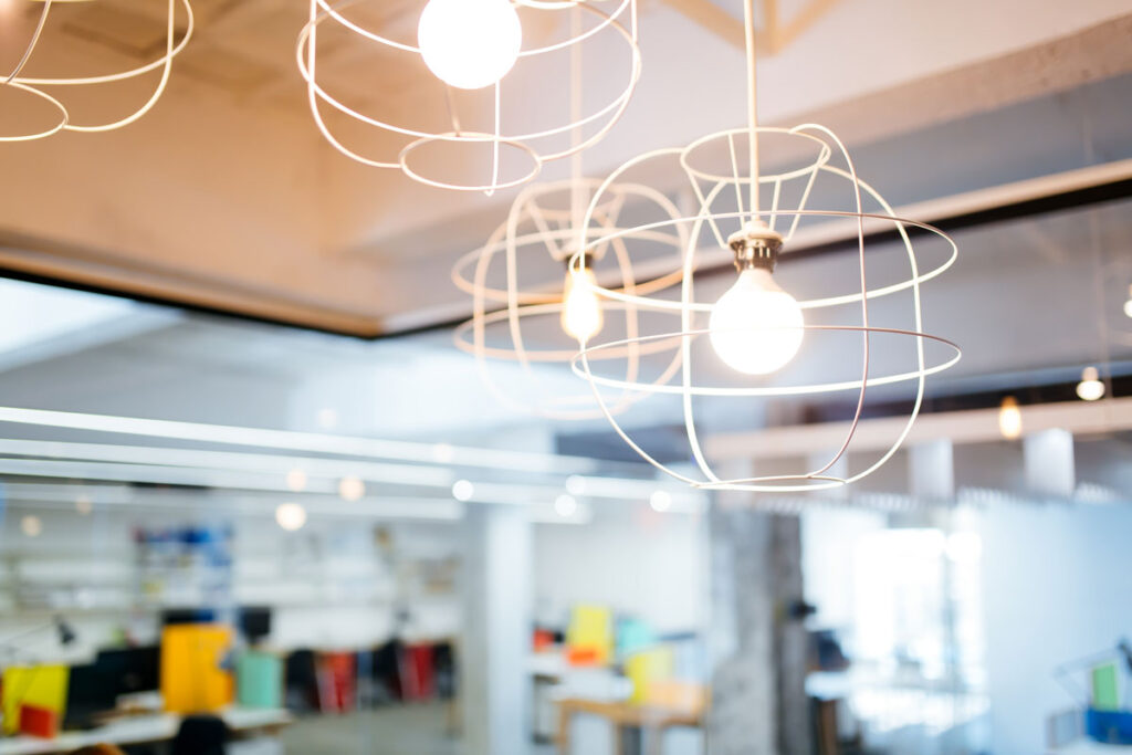 luces led modernas decorando un local