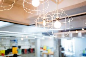 luces led modernas decorando un local