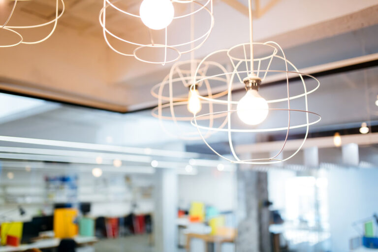 luces led modernas decorando un local