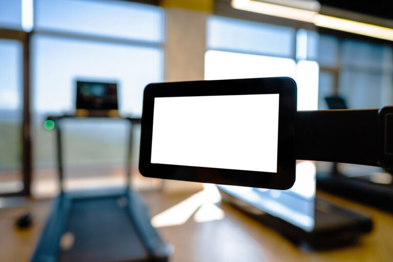 panel led en blanco de una máquina d gimnasio de cintas